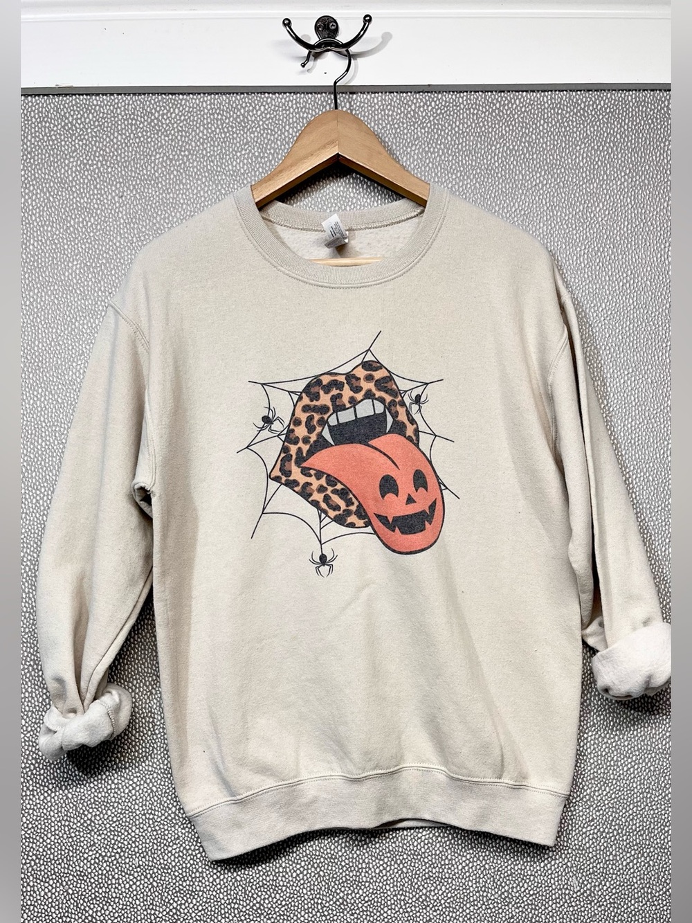 S Jerzees Halloween Leopard Lip & Jack-o'-Lantern Graphic Sweatshirt Cream